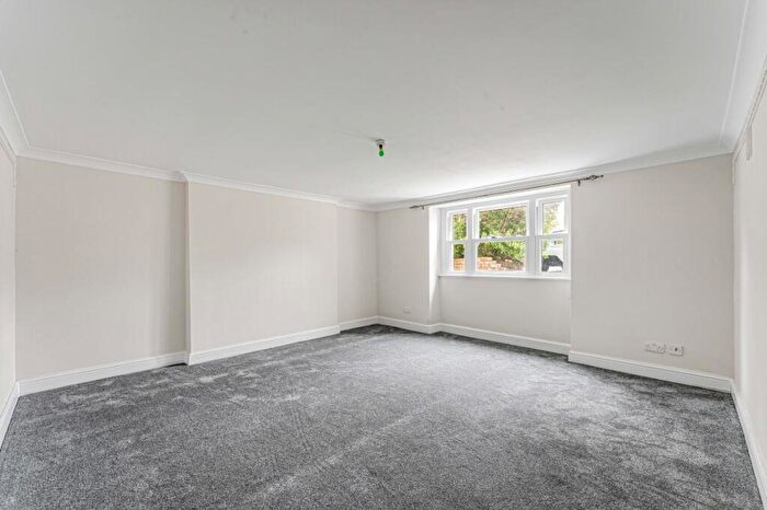 3 Bedroom Flat To Rent In Lampard Grove, Stoke Newington, N16