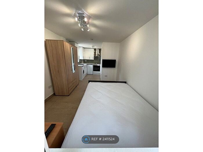 Studio To Rent In Great South West Road, Hounslow, TW4