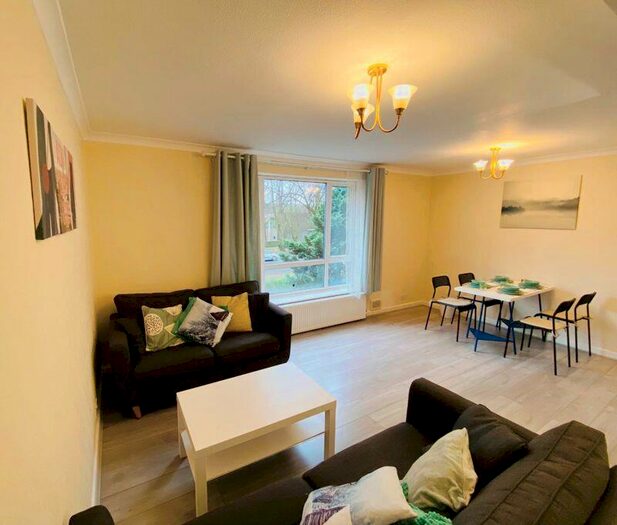 4 Bedroom Town House To Rent In East Drive, Birmingham, B5