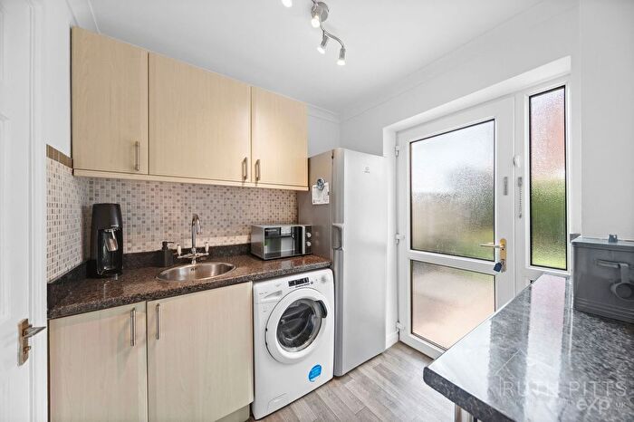 4 Bedroom Detached House For Sale In Norwood Drive, Brierley, S72