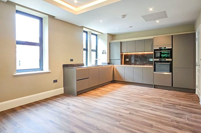 3 Bedroom Flat To Rent In Windsor Court, Clarence Drive, HG1