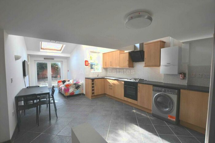 6 Bedroom Terraced House To Rent In Grange Ave, Reading, RG6