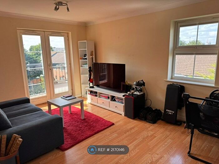 2 Bedroom Flat To Rent In Piper Way, Ilford, IG1