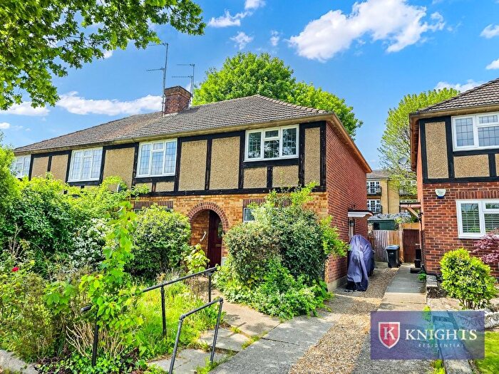 2 Bedroom Maisonette For Sale In Monks Close, Enfield, EN2