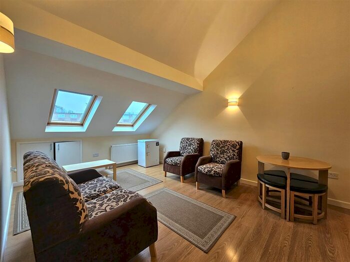 2 Bedroom Flat To Rent In Victoria Park Road, Clarendon Park, Leicester, LE2