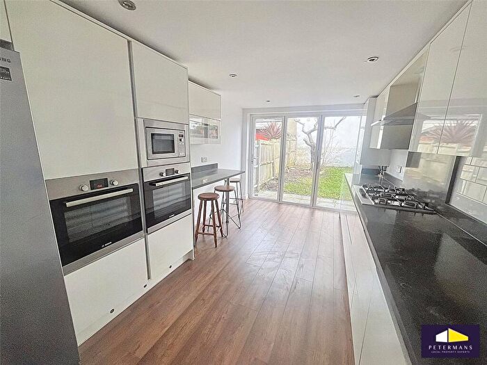 4 Bedroom End Of Terrace House For Sale In Cambria Road, London, SE5