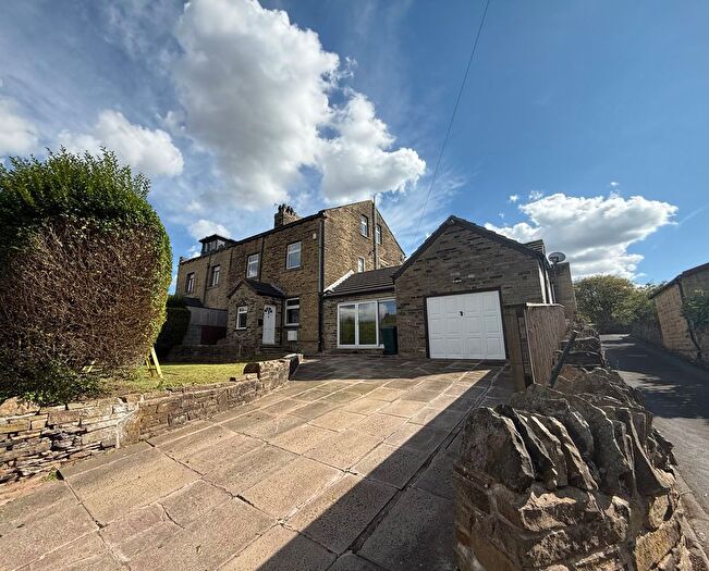 3 Bedroom End Of Terrace House For Sale In New Toftshaw, Bradford, BD4