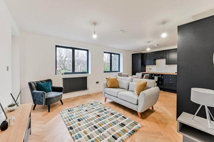 2 Bedroom Apartment For Sale In Fyfield Road, London, E17