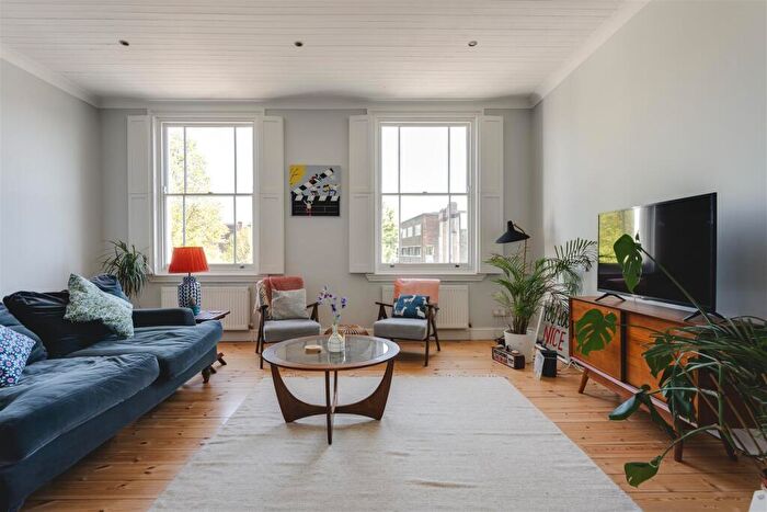 2 Bedroom Flat For Sale In Windsor Road, London, N7