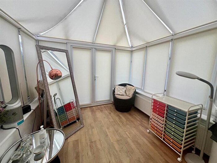 3 Bedroom End Of Terrace House For Sale In Leighton Avenue, Leigh-On-Sea, SS9