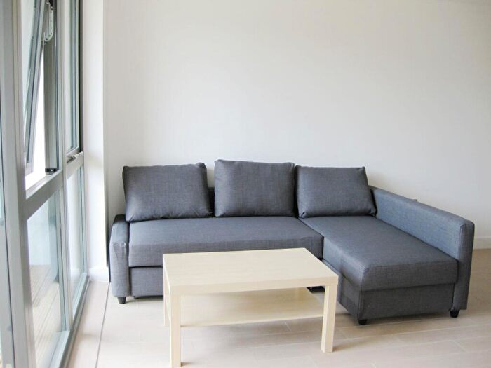 1 Bedroom Flat To Rent In Canalside Square, London, N1