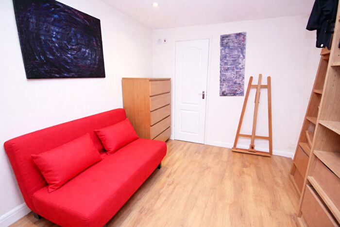 Flat To Rent In Offord Road, Islington, N1