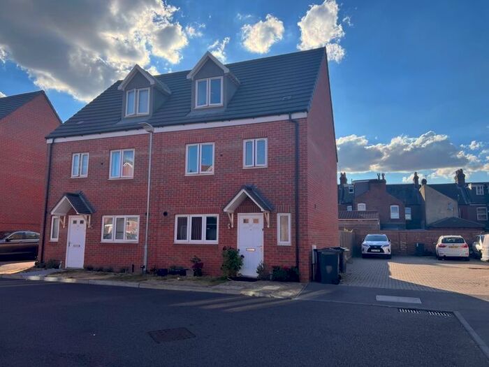 4 Bedroom Semi-Detached House To Rent In Guardian Way, Luton, LU1