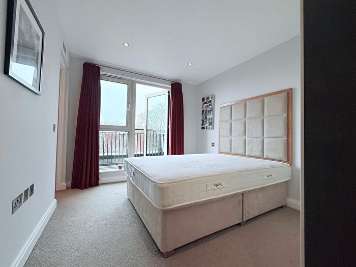 2 Bedroom Flat To Rent In Holden Avenue, London, N12