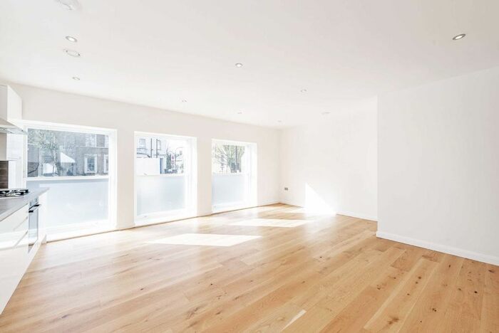 3 Bedroom Flat To Rent In Goldhawk Road, London, W12