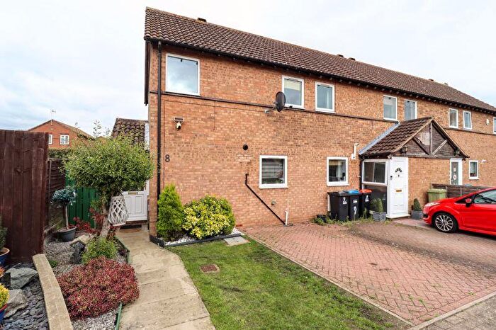 2 Bedroom End Of Terrace House For Sale In Kempton Gardens, Bletchley Milton Keynes, MK3