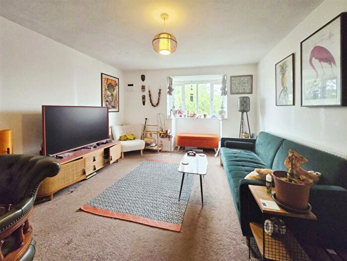 2 Bedroom Flat To Rent In Birchwood Close, Morden, SM4