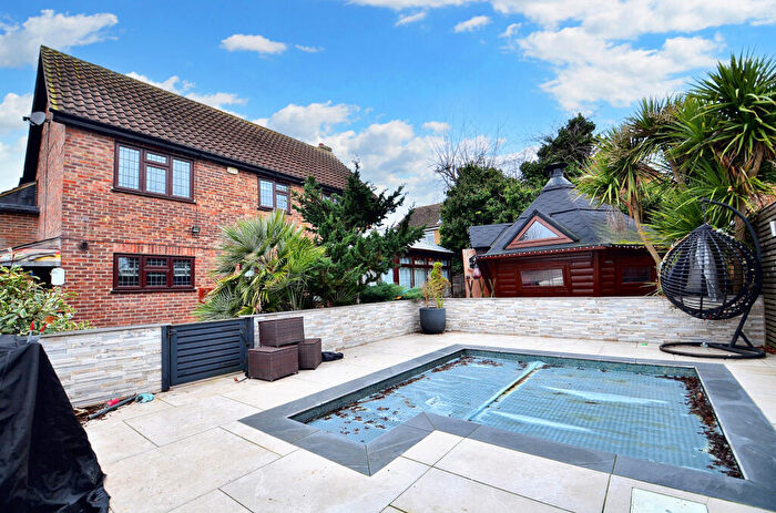5 Bedroom Detached House For Sale In Burnt Mills, Basildon, SS13