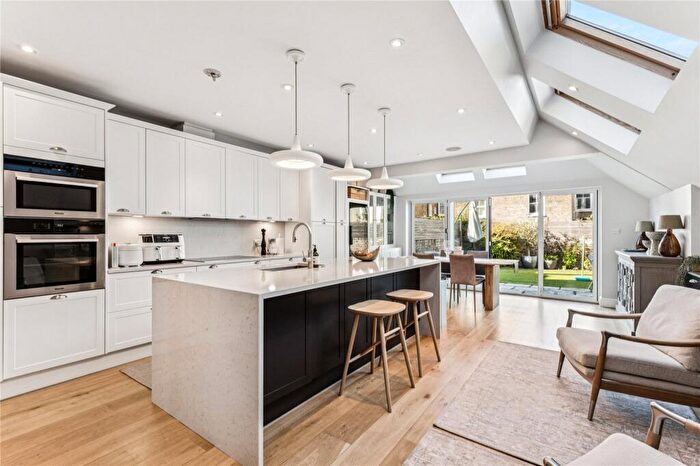 5 Bedroom House To Rent In Ballingdon Road, SW11