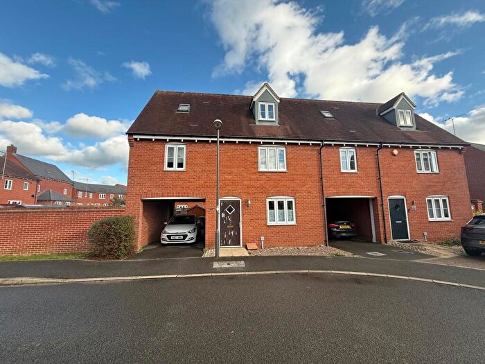 3 Bedroom Semi Detached House For Sale In New College Road, Buckingham Park, Aylesbury, HP19