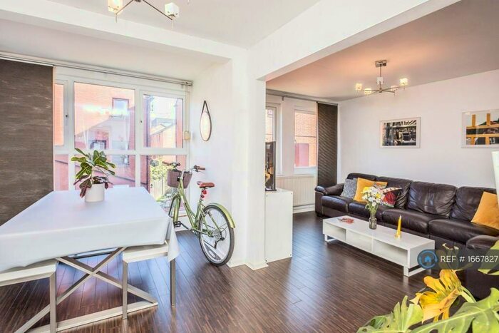 3 Bedroom Maisonette To Rent In Martlesham Walk, Manchester, M4