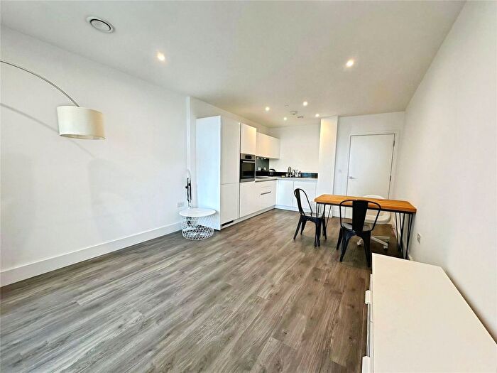 1 Bedroom Flat To Rent In High Street, Staines-Upon-Thames, Surrey, TW18