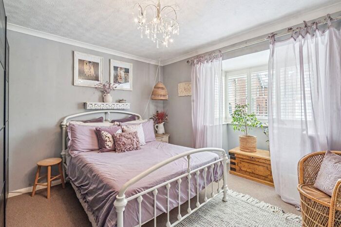 2 Bedroom Flat For Sale In Essex Road, Thame, OX9