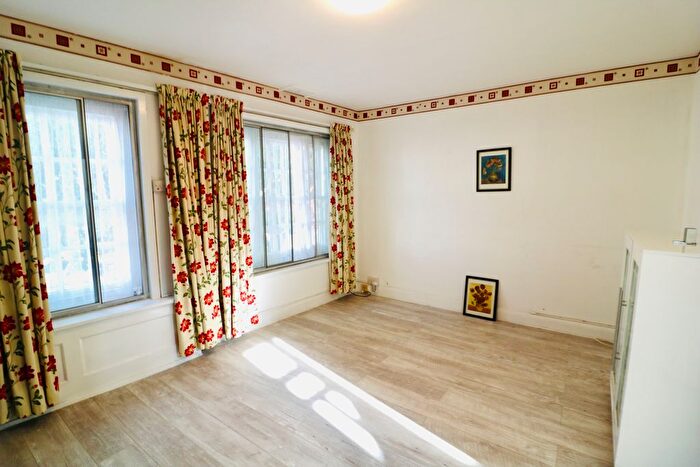 3 Bedroom Maisonette To Rent In London Road, Morden, SM4
