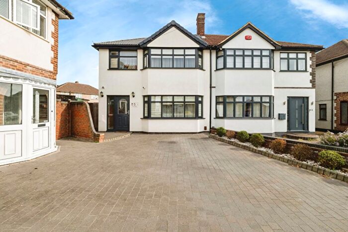 3 Bedroom Semi-detached House For Sale In Don Way, Romford, RM1