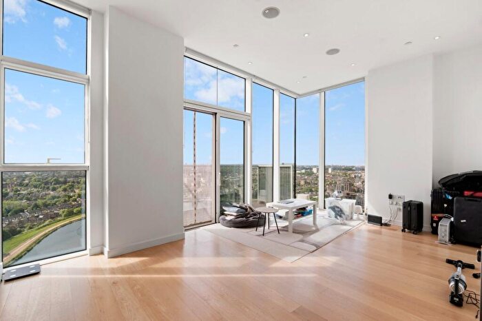 3 Bedroom Flat To Rent In Residence Tower, Woodberry Grove, N4