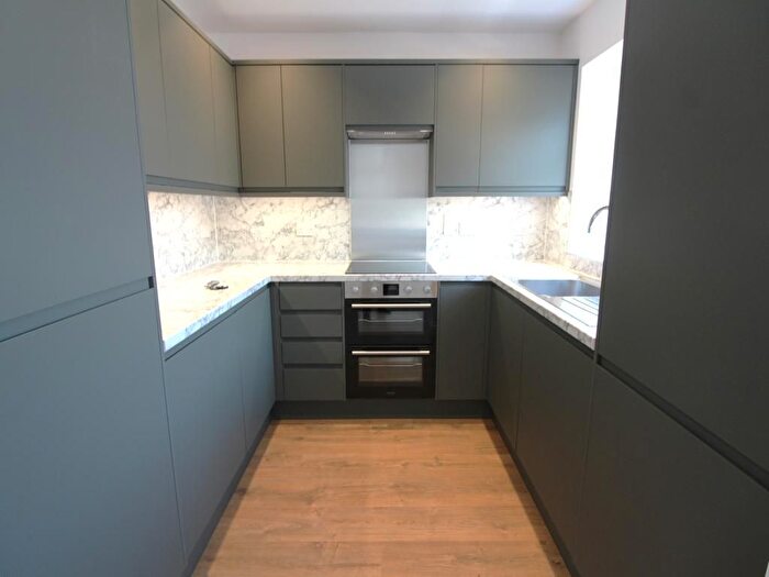 2 Bedroom Maisonette To Rent In Oakleigh Crescent, N20
