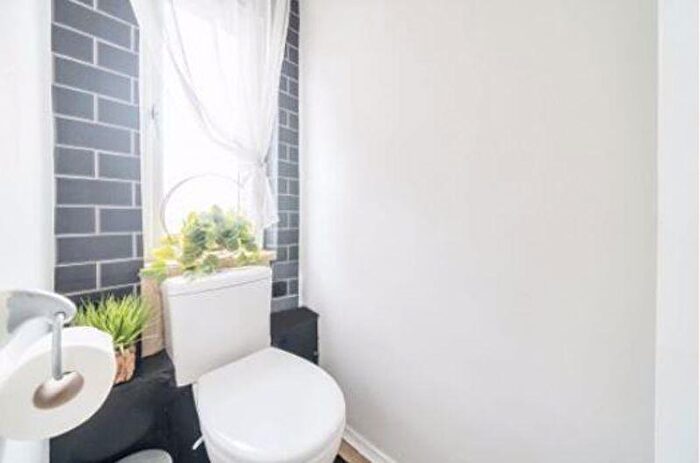 1 Bedroom Apartment For Sale In Cambridge Road, Kingston Upon Thames, KT1