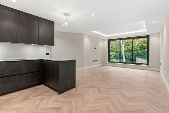 2 Bedroom Flat For Sale In Blenheim Road, High Barnet, Barnet, EN5