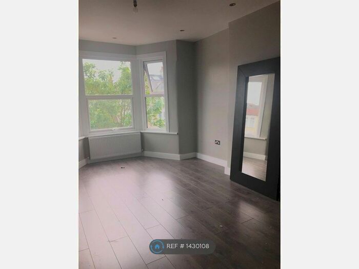 3 Bedroom Flat To Rent In Norfolk Road, Ilford, IG3