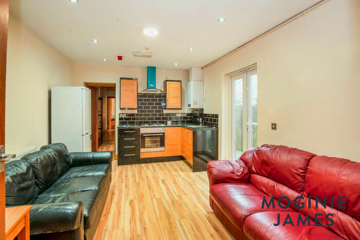 3 Bedroom Flat To Rent In Claude Road, CF24