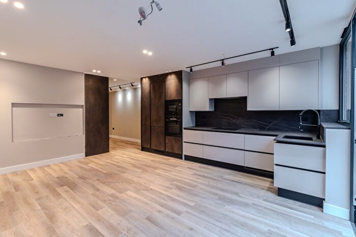 3 Bedroom Maisonette For Sale In Totteridge Lane, London, N20