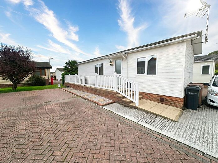 1 Bedroom Mobile/park Home For Sale In Chestnut Grove, Wickford, SS11