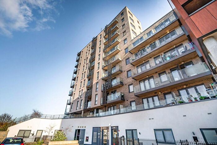 2 Bedroom Flat To Rent In Salcombe Court, Poplar, E14