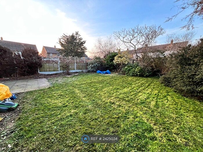 2 Bedroom Flat To Rent In Lornes Close, Southend, SS2