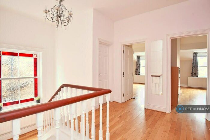 2 Bedroom Flat To Rent In East Parade, Harrogate, HG1
