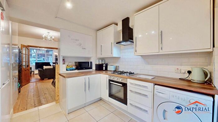 4 Bedroom Semi-detached House For Sale In Allenby Road, Southall, UB1