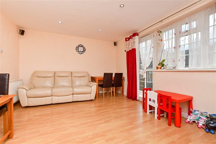 2 Bedroom Flat For Sale In Preston Manor Road, Tadworth, Surrey, KT20