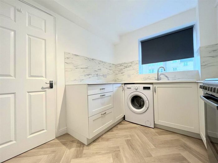 2 Bedroom Flat To Rent In Kirkland Drive, Enfield, EN2
