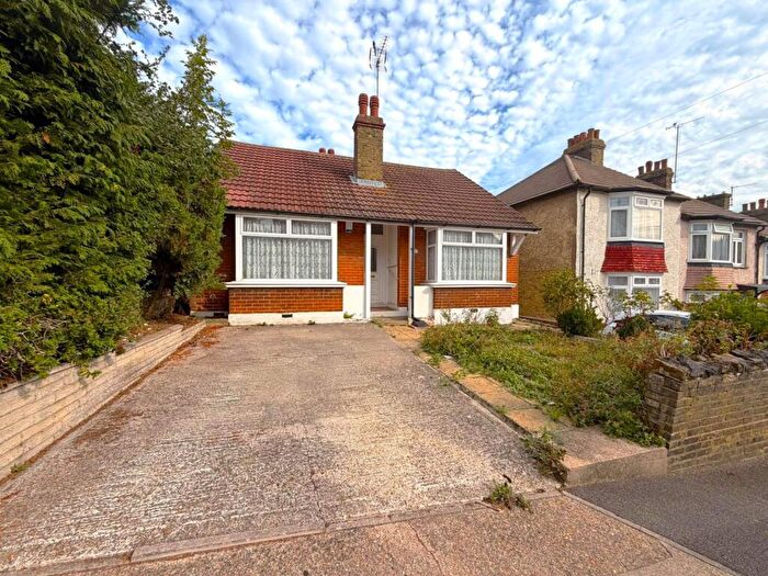 3 Bedroom Detached Bungalow For Sale In Wyles Road, Chatham, ME4