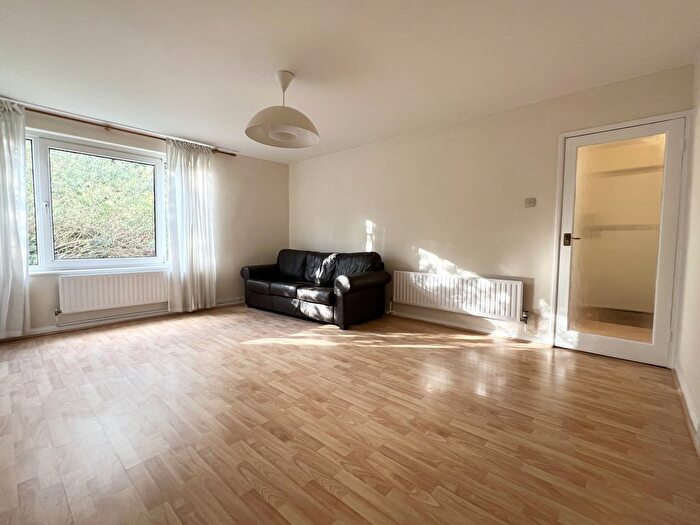 2 Bedroom Flat To Rent In Wendy Close, Bush Hill Park, EN1