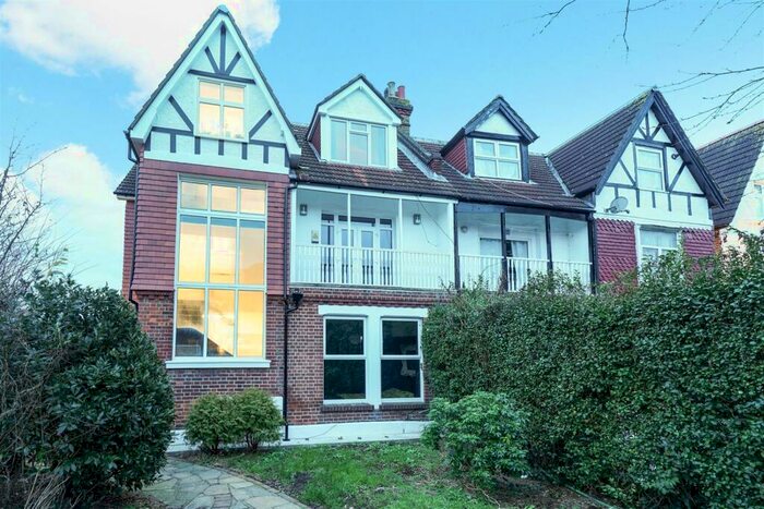 2 Bedroom Flat To Rent In Auckland Road, London, SE19