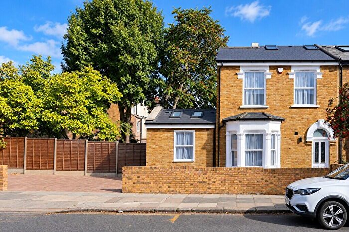 3 Bedroom End Of Terrace House For Sale In Fotheringham Road, Enfield, EN1