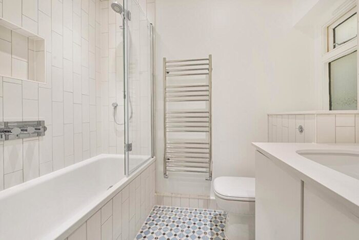 2 Bedroom Flat To Rent In Brunswick Square Hove, BN3