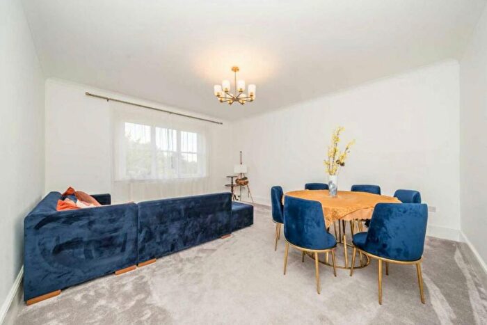 3 Bedroom Flat To Rent In Gloucester Road, Teddington, TW11