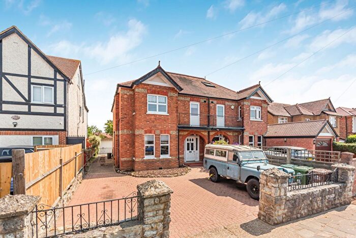 4 Bedroom Semi-Detached House For Sale In Fordbridge Road, Ashford, TW15